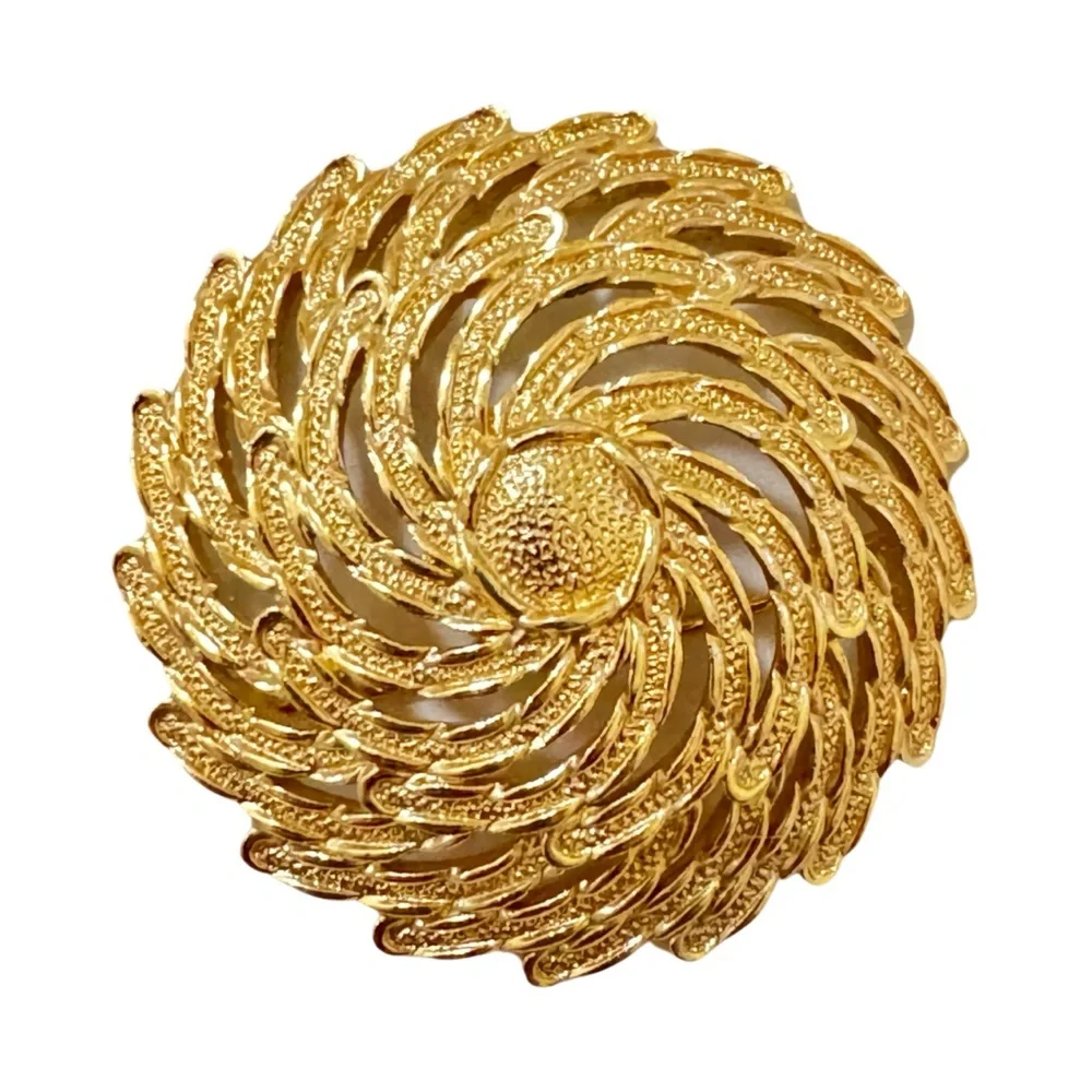 SARAH COVENTRY • Gold Vintage Flower Scarf Pin Blazer Brooch Ornament Accessory
